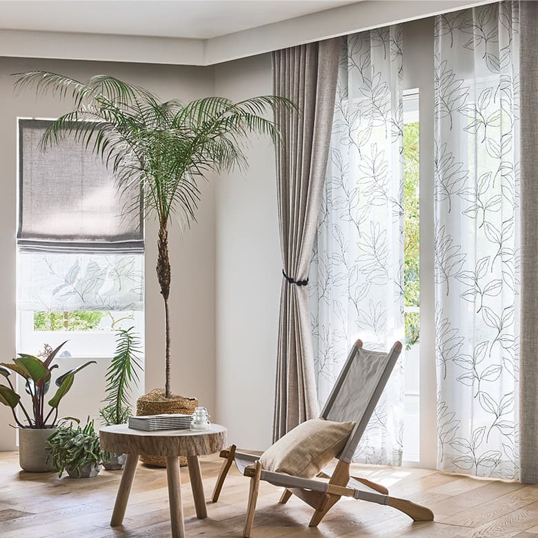 ざっくりとした質感の刺繍が主役 レースカーテン