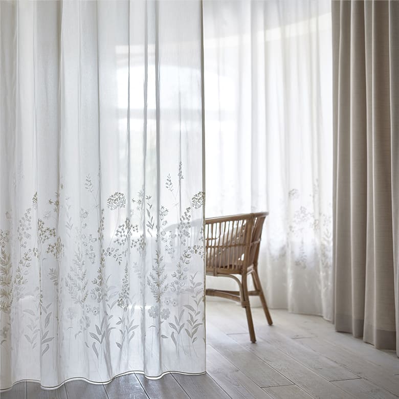 きらきらと咲き誇る草花刺繍 レースカーテン