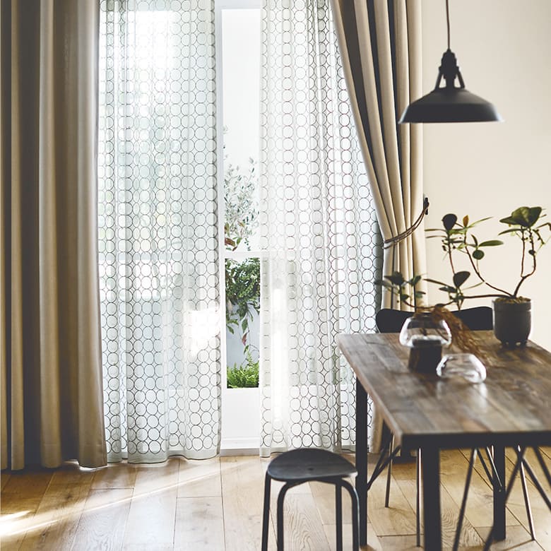 立体な刺繍がアクセント レースカーテン