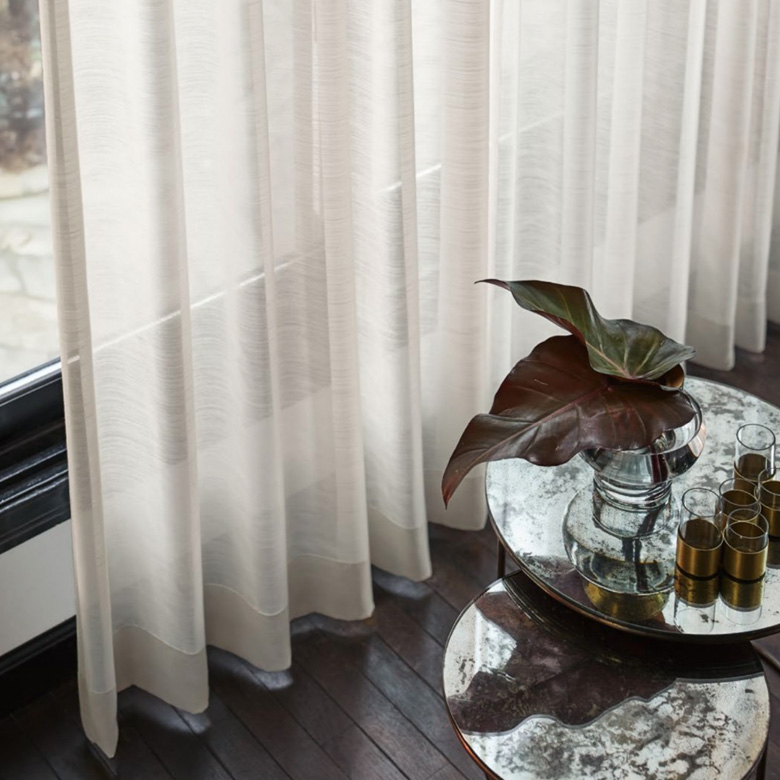 霧がかったロンドンの朝の静寂さ レースカーテン｜防炎